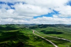 G1816乌玛高速合赛项目最高海拔隧道贯通