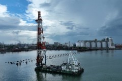 海南国投洋浦港10万吨级公共粮油码头工程钢管桩沉桩完成