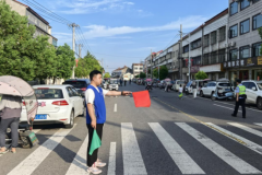 蓝马甲护学岗 暖心守护上学路——中交一航局五公司荆州项目部志愿者携手交警开展护学行动