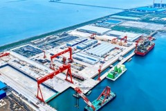 国内目前规模最大的浮式天然气装置专用船坞通过交工验收