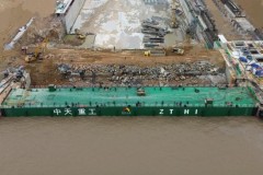 中交四航局舟山中天重工有限公司长白特种船舶修造项目  3号船坞坞门顺利完成合坞