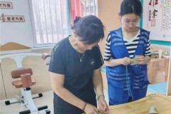 聊城大学药学与食品工程学院举办”巧手制香囊 健康伴我行”社会实践活动