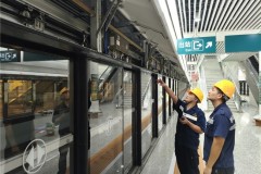 福田高铁站屏蔽门“换新记”：他们携手共战，只为旅客上车的“一步之遥”