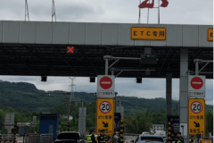 交通执法助力乘客及时乘机，严查非法营运保平安