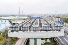 浙江G15沈海高速宁波姜山至西坞段改扩建工程首跨钢混组合梁完成架设