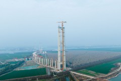 中交路建张靖皋长江大桥南航道桥主索鞍精准起吊