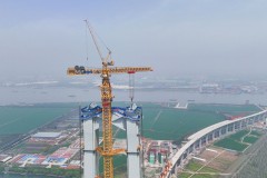中交路建张靖皋长江大桥南航道桥北主塔主索鞍全部吊装完成
