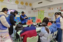 聊城大学药学与食品工程学院举办“以爱润童心 以花传温情”社会实践活动