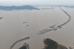 赶潮施工不停步 多点突破推进建设