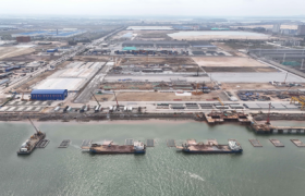 钦州港大榄坪港区大榄坪作业区4号5号泊位工程 沉箱出运安装任务圆满完成