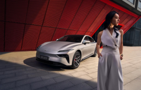 年轻人的第一台电动轿跑？11.59万起的eπ007，凭超强操控性与安全性突围！‌