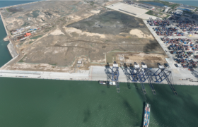 海南洋浦区域国际集装箱枢纽港扩建工程（一阶段）二期488米码头主体结构完工