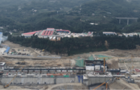 新进展！岷江东风岩航电枢纽工程船闸闸首顺利封顶