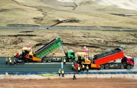 中交一公局集团G1816乌玛高速合赛项目总包部正式进入路面施工阶段