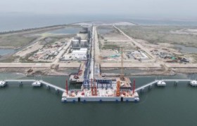 江苏省南通市蓝海新材料配套码头工程顺利完成中间交接