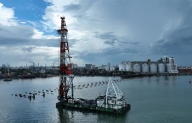 海南国投洋浦港10万吨级公共粮油码头工程钢管桩沉桩完成