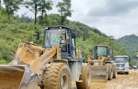 洪水中的逆行者：中交路建抢通路、清淤泥、送物资