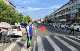 蓝马甲护学岗 暖心守护上学路——中交一航局五公司荆州项目部志愿者携手交警开展护学行动