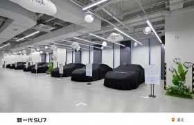 新一代小米SU7武汉交付，首批8名车主喜提新车