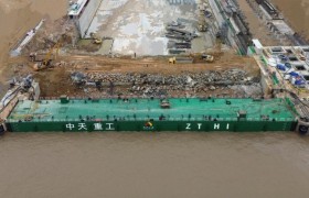 中交四航局舟山中天重工有限公司长白特种船舶修造项目  3号船坞坞门顺利完成合坞