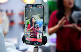 快手跨境联手菜鸟开启进博会联合直播 多位达人现场开播引进全球好物