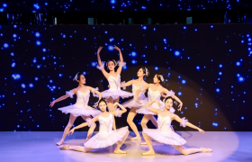 机器人开场 第三届西安时装周在开元商城盛大启幕