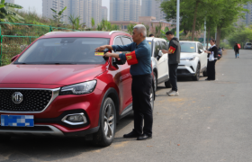 志愿服务暖人心 助力校园保畅通