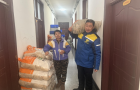 步履织就温暖网格，德邦小哥一肩挑起节日温暖“送达”