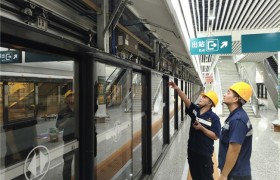 福田高铁站屏蔽门“换新记”：他们携手共战，只为旅客上车的“一步之遥”