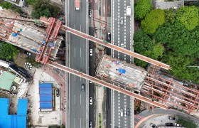 在汉央企中交二航局负责实施的广州广园路下塘西立交大修工程跨线桥跨整跨滑移拆除施工圆满成功