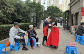 “新时代‘枫桥经验’的社区实践：‘百千万’工作法催生便民服务新范式”