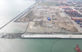 中交四航局承建的湛江港宝满港区集装箱码头一期扩建工程吹填施工顺利完成