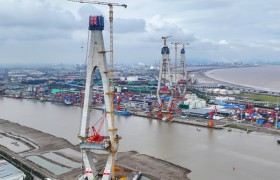 浙江杭甬高速宁波三期工程甬江特大桥主塔顺利封顶