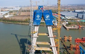 235国道云帆大道京杭运河特大桥主塔合龙