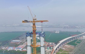 中交路建张靖皋长江大桥南航道桥北主塔主索鞍全部吊装完成