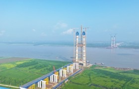 湖北汉南长江大桥南岸主塔中横梁混凝土浇筑顺利完成