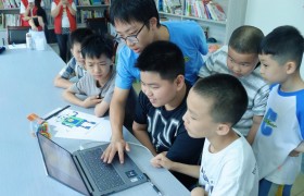 青年志愿者携机器人画家下乡 科技之光点亮乡村孩童科创梦