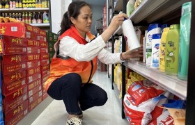 以脚步丈量市场 用真心温暖客户—记德保县烟草专卖局（营销部）客户经理汤丹菲