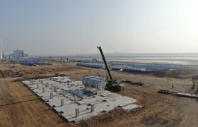 中交二航局厦门象屿太平湾植物蛋白加工项目首批加工设备顺利进场