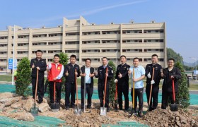 植绿护绿践使命 同心共建美高速