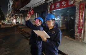 国网武汉市长江新区供电公司深夜测温保供电